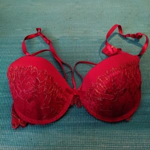 Red bra with lace work, no lace is popped.